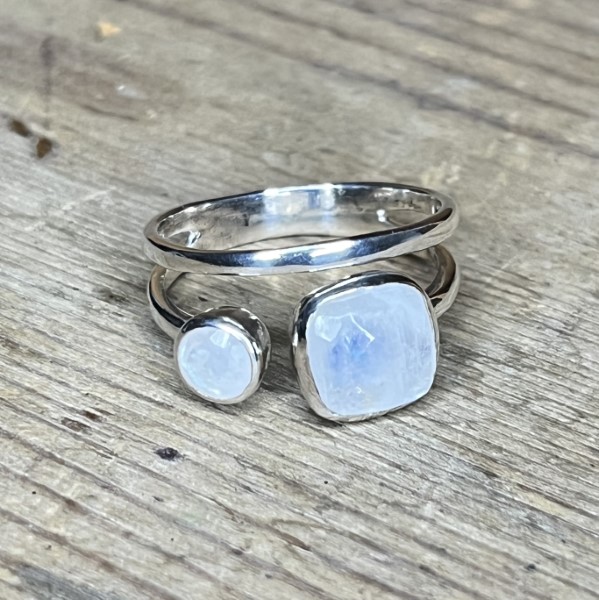 zilveren ring met twee maansteen edelstenen
